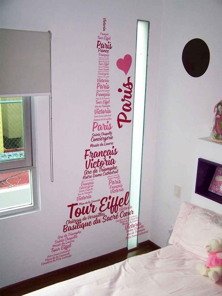 Decoración Torre Eiffel, es un diseño personalizable con tu nombre, frases, pensamientos. Usamos la tipografía que más te guste. También está disponible en los colores y tamaño que visualizas para las paredes de tu hogar, solo en www.fabricadelvinil.com.