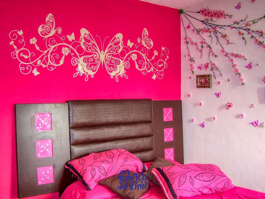 En las fotografías puedes apreciar el resultado final de este modelo Vinilo Cabecera en color beige sobre una pared rosa ubicada sobre la cabecera de una cama. Tenemos a tu disposición una paleta de 34 colores básicos más materiales especiales sobre pedido.
