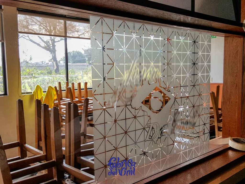Este Vinilo Esmerilado, fabricado a la medida, forma parte de la Decoración de este Restaurante, además es indispensable para señalar la presencia de puertas de cristal y dividir espacios donde existen mamparas y puertas de vidrio.