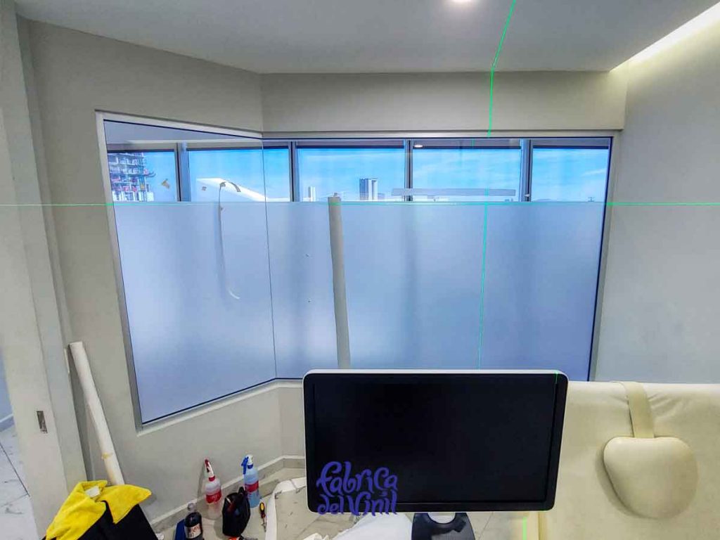 Crea privacidad en tus espacios divididos con cristales, usando Película de Privacidad, porque te ahorra espacio, permite el paso de luz y es libre de mantenimiento en comparación con las desventajas al instalar cortinas o persianas.