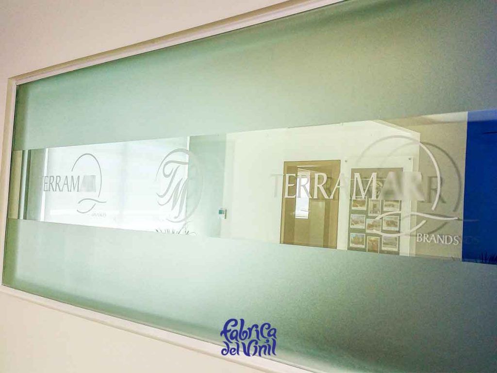Deja de buscar quién fabrique tu Logo para Empresas. En Fábrica del Vinil: cortamos, diseñamos, imprimimos, manufacturamos y aplicamos en tus cristales y paredes los Vinilos que cumplen con tu proyecto y visión.