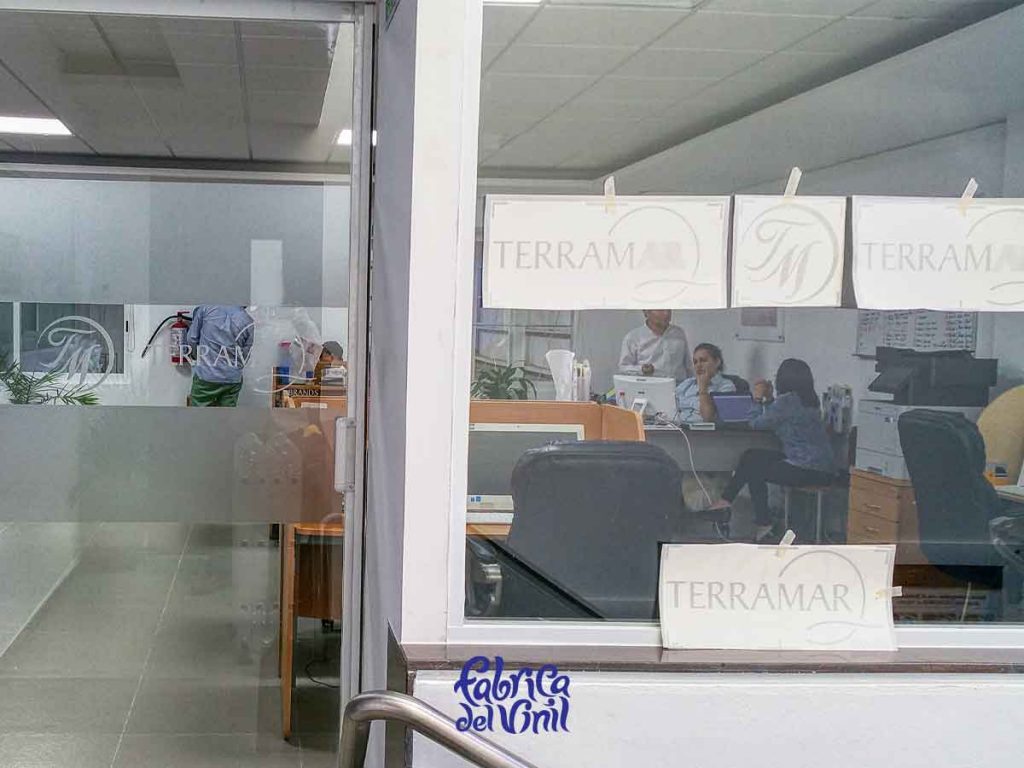 Deja de buscar quién fabrique tu Logo para Empresas. En Fábrica del Vinil: cortamos, diseñamos, imprimimos, manufacturamos y aplicamos en tus cristales y paredes los Vinilos que cumplen con tu proyecto y visión.