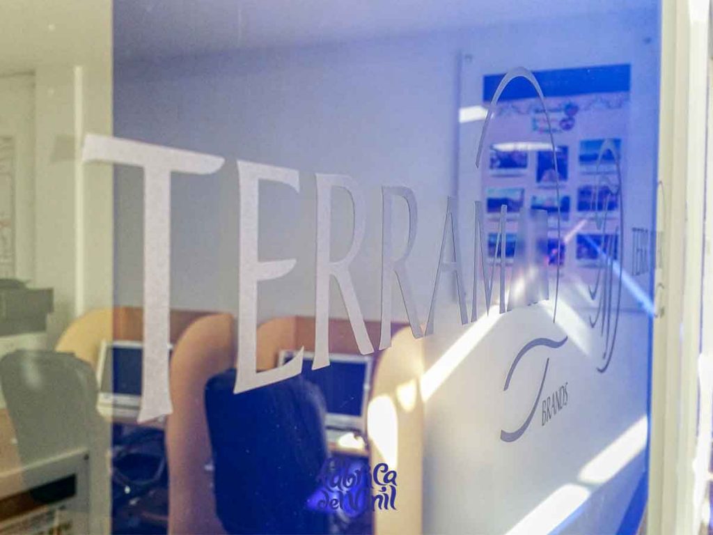 Deja de buscar quién fabrique tu Logo para Empresas. En Fábrica del Vinil: cortamos, diseñamos, imprimimos, manufacturamos y aplicamos en tus cristales y paredes los Vinilos que cumplen con tu proyecto y visión.