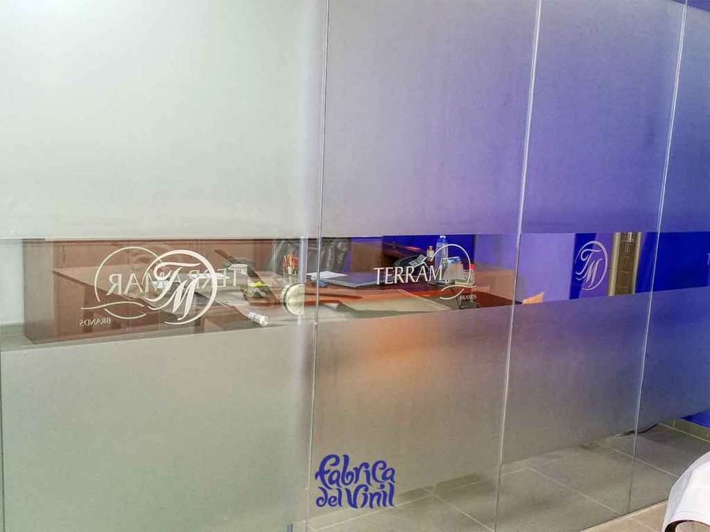 Deja de buscar quién fabrique tu Logo para Empresas. En Fábrica del Vinil: cortamos, diseñamos, imprimimos, manufacturamos y aplicamos en tus cristales y paredes los Vinilos que cumplen con tu proyecto y visión.