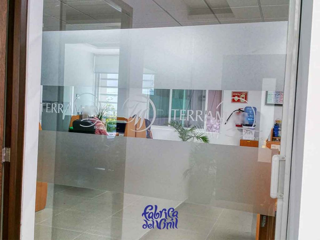 Deja de buscar quién fabrique tu Logo para Empresas. En Fábrica del Vinil: cortamos, diseñamos, imprimimos, manufacturamos y aplicamos en tus cristales y paredes los Vinilos que cumplen con tu proyecto y visión.