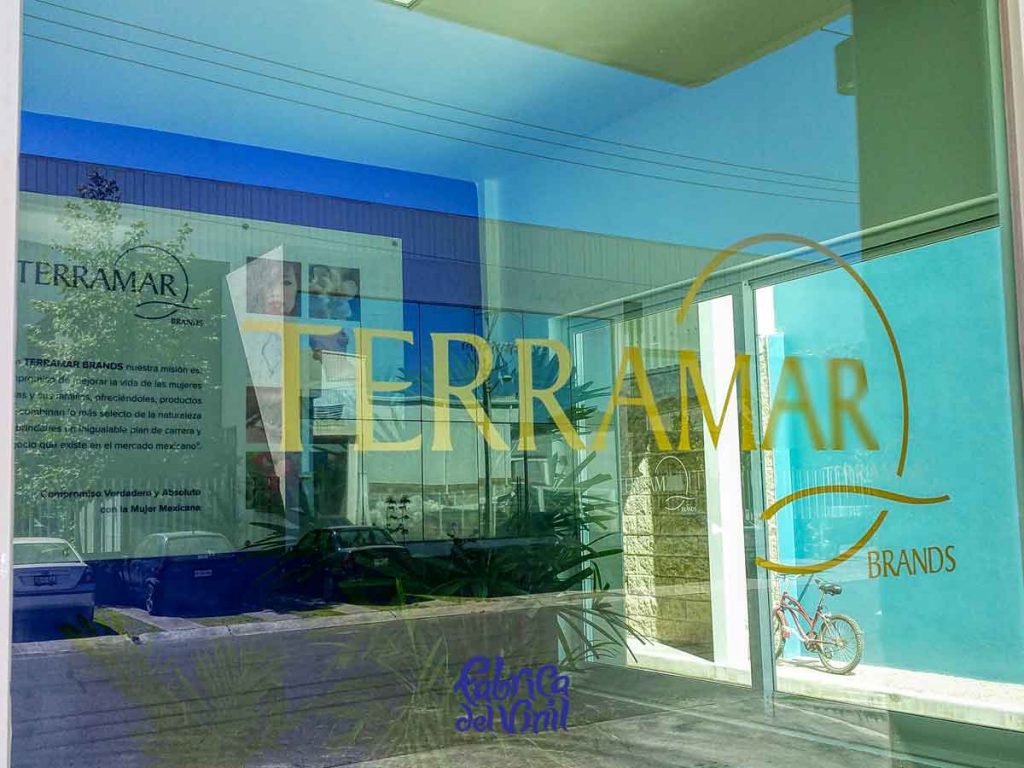 Deja de buscar quién fabrique tu Logo para Empresas. En Fábrica del Vinil: cortamos, diseñamos, imprimimos, manufacturamos y aplicamos en tus cristales y paredes los Vinilos que cumplen con tu proyecto y visión.