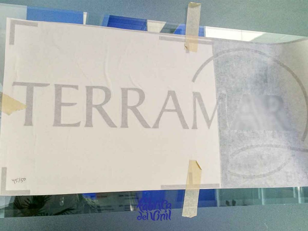 Deja de buscar quién fabrique tu Logo para Empresas. En Fábrica del Vinil: cortamos, diseñamos, imprimimos, manufacturamos y aplicamos en tus cristales y paredes los Vinilos que cumplen con tu proyecto y visión.