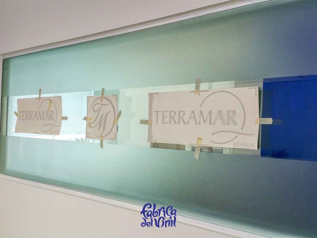 Deja de buscar quién fabrique tu Logo para Empresas. En Fábrica del Vinil: cortamos, diseñamos, imprimimos, manufacturamos y aplicamos en tus cristales y paredes los Vinilos que cumplen con tu proyecto y visión.