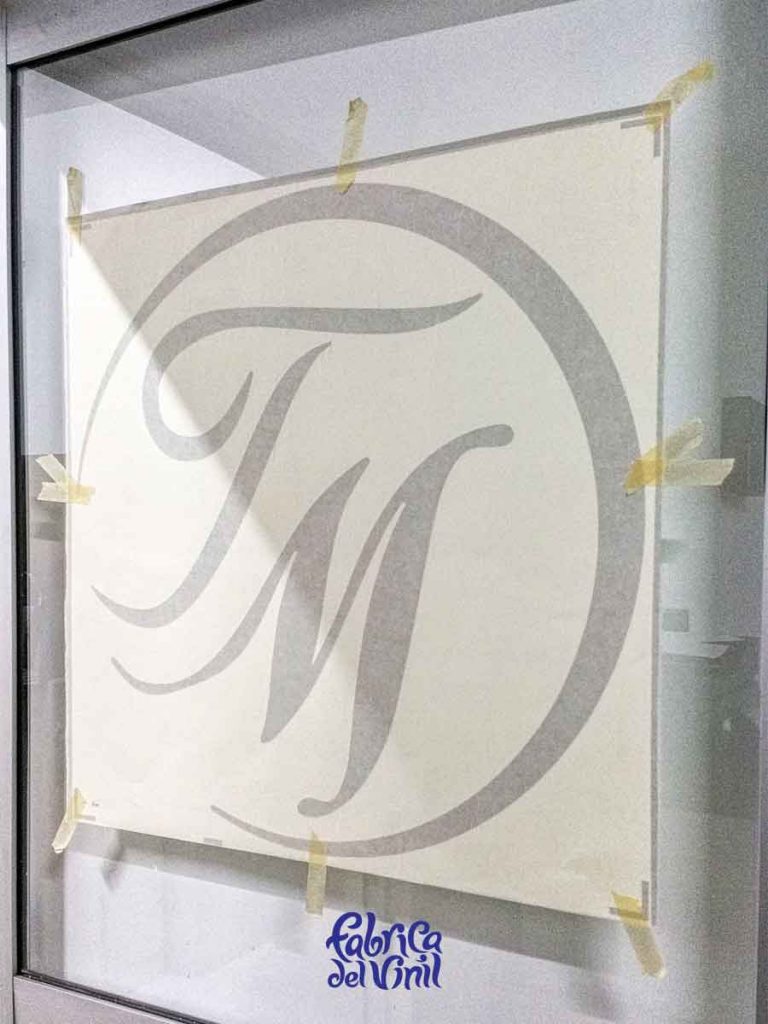 Deja de buscar quién fabrique tu Logo para Empresas. En Fábrica del Vinil: cortamos, diseñamos, imprimimos, manufacturamos y aplicamos en tus cristales y paredes los Vinilos que cumplen con tu proyecto y visión.