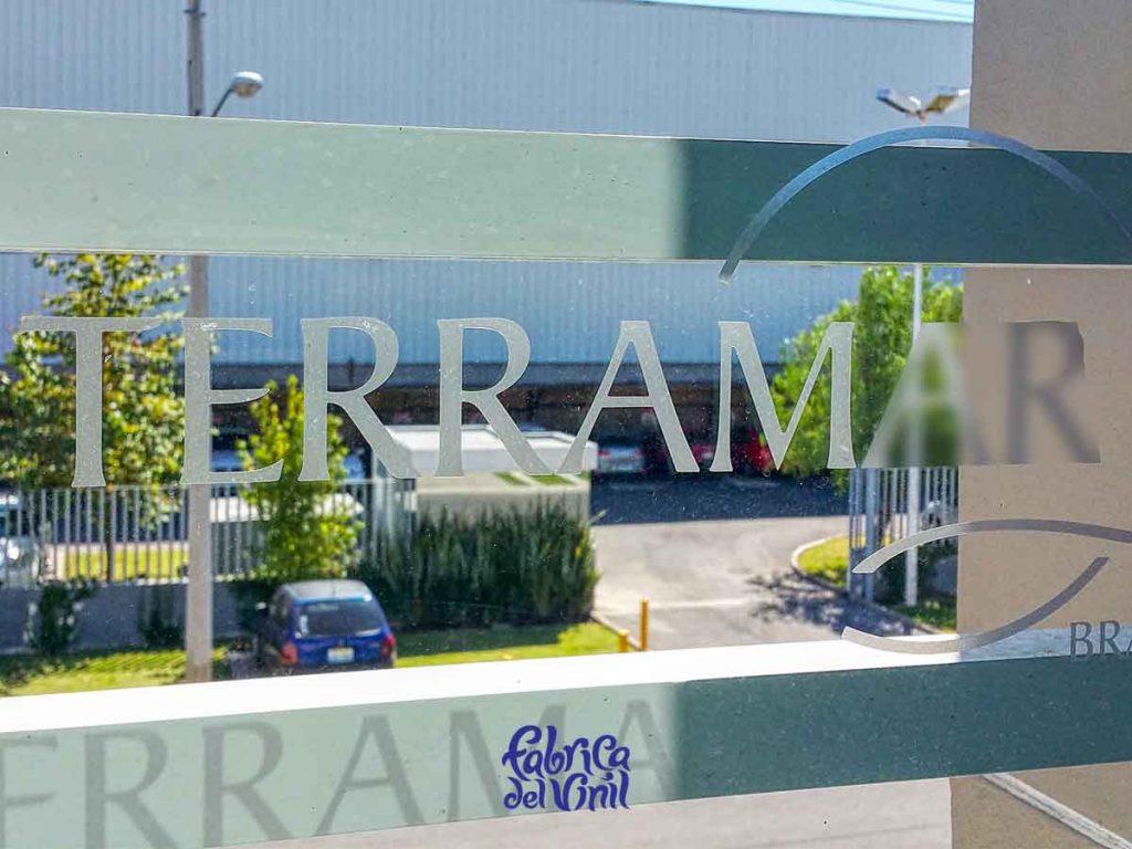 Deja de buscar quién fabrique tu Logo para Empresas. En Fábrica del Vinil: cortamos, diseñamos, imprimimos, manufacturamos y aplicamos en tus cristales y paredes los Vinilos que cumplen con tu proyecto y visión.