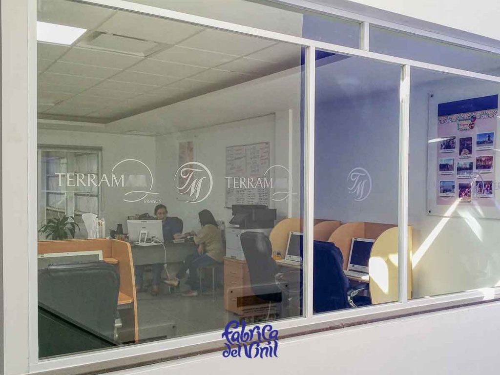 Deja de buscar quién fabrique tu Logo para Empresas. En Fábrica del Vinil: cortamos, diseñamos, imprimimos, manufacturamos y aplicamos en tus cristales y paredes los Vinilos que cumplen con tu proyecto y visión.