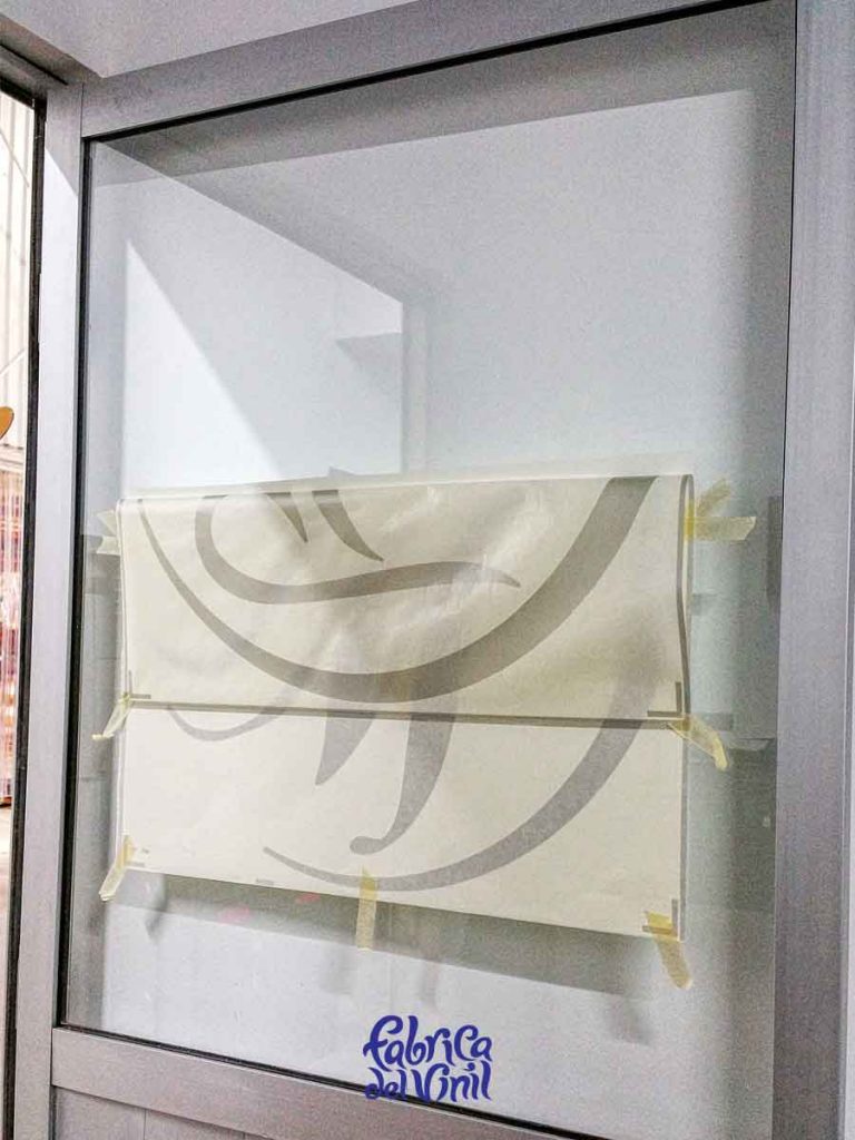Deja de buscar quién fabrique tu Logo para Empresas. En Fábrica del Vinil: cortamos, diseñamos, imprimimos, manufacturamos y aplicamos en tus cristales y paredes los Vinilos que cumplen con tu proyecto y visión.