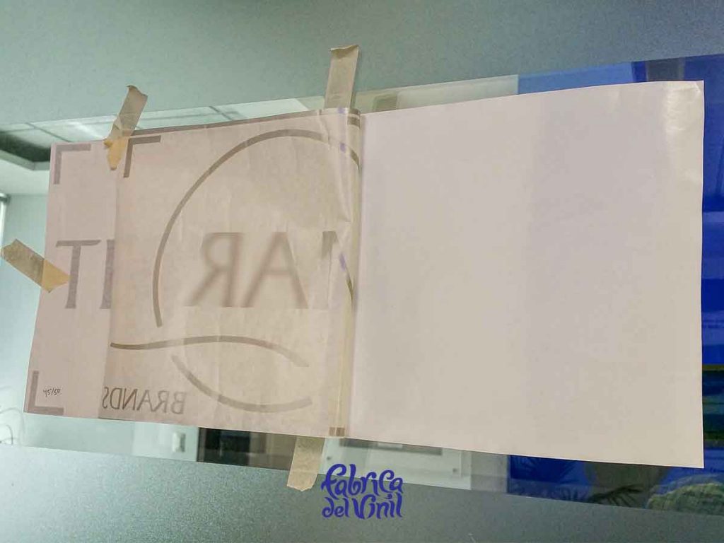 Deja de buscar quién fabrique tu Logo para Empresas. En Fábrica del Vinil: cortamos, diseñamos, imprimimos, manufacturamos y aplicamos en tus cristales y paredes los Vinilos que cumplen con tu proyecto y visión.