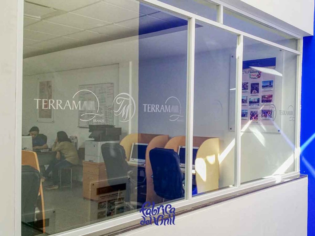 Deja de buscar quién fabrique tu Logo para Empresas. En Fábrica del Vinil: cortamos, diseñamos, imprimimos, manufacturamos y aplicamos en tus cristales y paredes los Vinilos que cumplen con tu proyecto y visión.