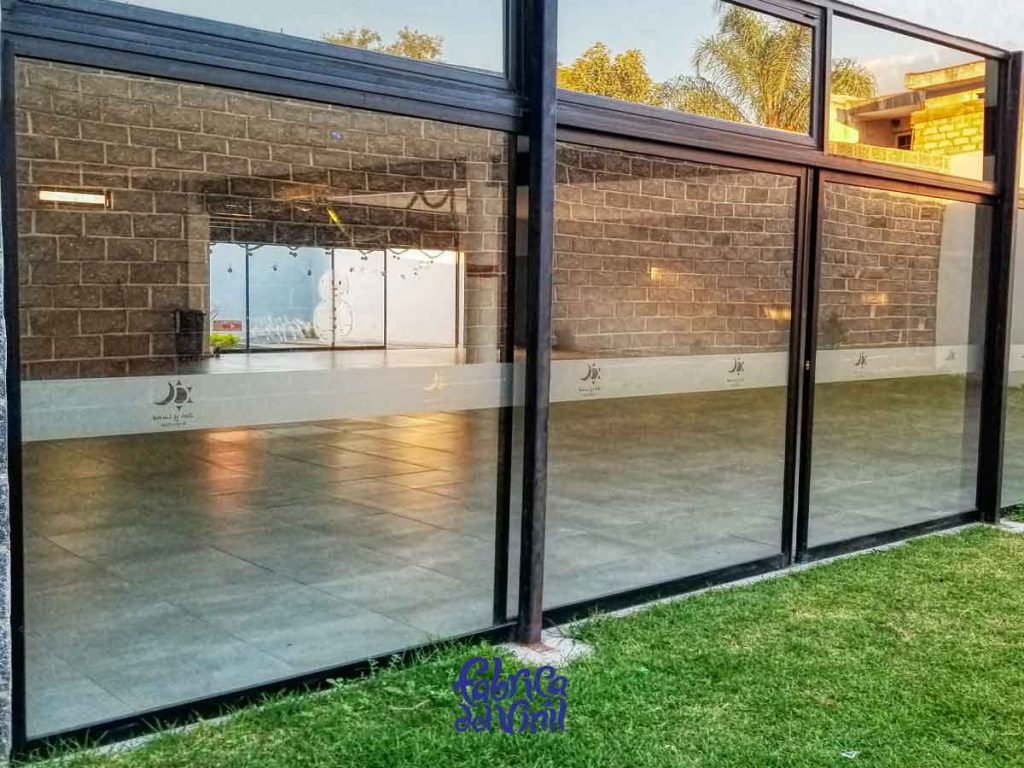 El Vinil Esmerilado para Vidrio es la solución más práctica y económica para señalar la presencia de cristal. Puede aplicarse sobre puertas, ventanas y ventanales. 