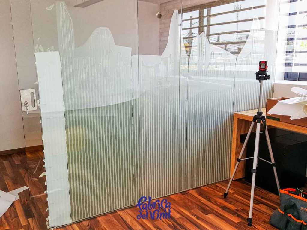 El Vinilo es una solución más económica, moderna y práctica en comparación con cortinas y persianas que requieren mayor espacio y mantenimiento.