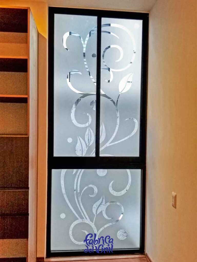 Con Vinil Decorativo para Vidrio, es posible hacer diseños de logotipos, siluetas, figuras geométricas, dibujos complejos y precisos. Difícilmente posibles de forma manual.
