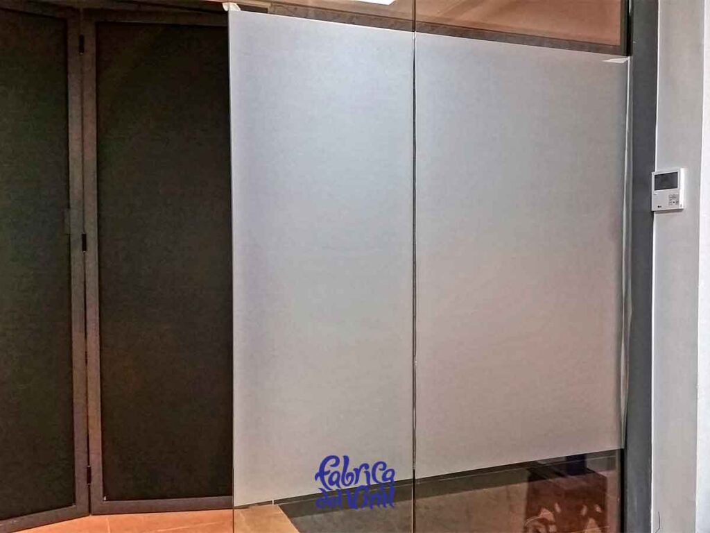 La Película para Vidrios de Fábrica del Vinil, mantiene el brillo y una duración extendida, gracias a la tecnología de adhesión airfree, con canales qué permiten la liberación de aire qué puede quedar atrapado. El Vinil para Vidrio se acopla constantemente a la superficie a lo largo de su vida útil.