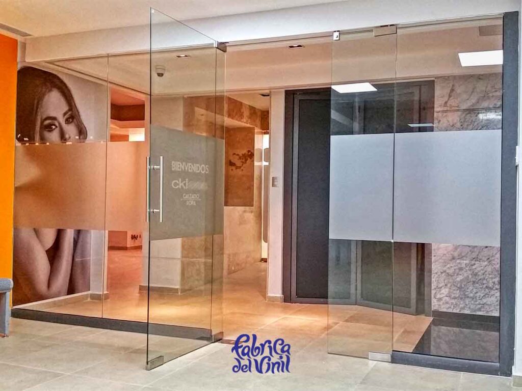 La Película para Vidrios de Fábrica del Vinil, mantiene el brillo y una duración extendida, gracias a la tecnología de adhesión airfree, con canales qué permiten la liberación de aire qué puede quedar atrapado. El Vinil para Vidrio se acopla constantemente a la superficie a lo largo de su vida útil.