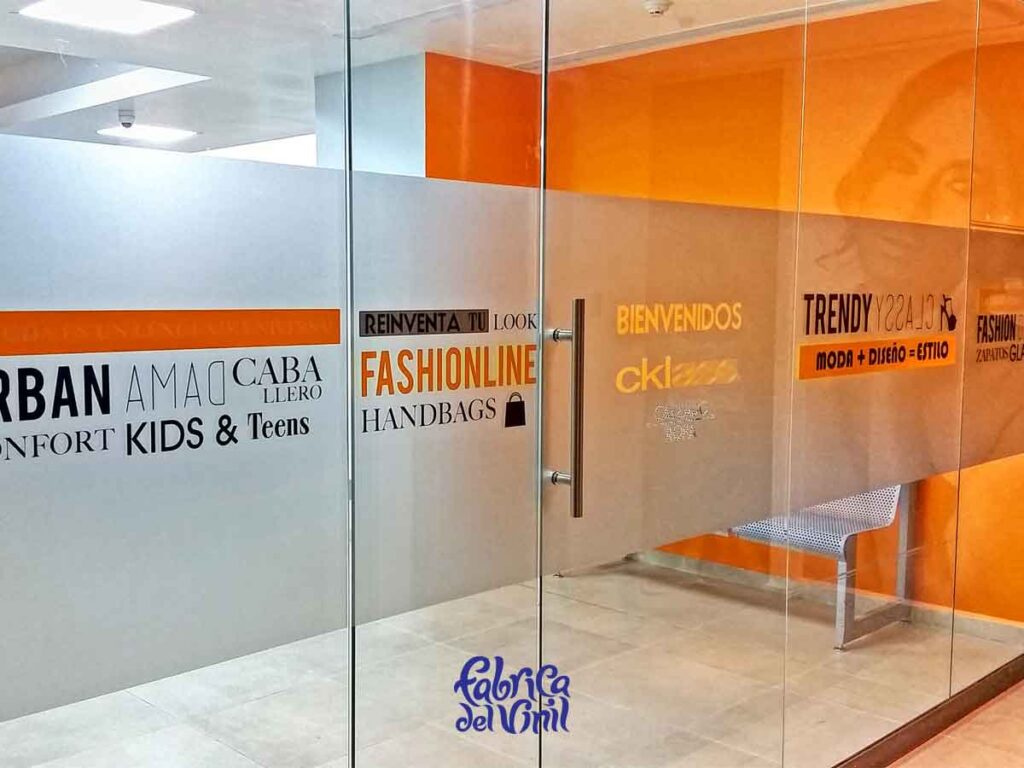 La Película para Vidrios de Fábrica del Vinil, mantiene el brillo y una duración extendida, gracias a la tecnología de adhesión airfree, con canales qué permiten la liberación de aire qué puede quedar atrapado. El Vinil para Vidrio se acopla constantemente a la superficie a lo largo de su vida útil.