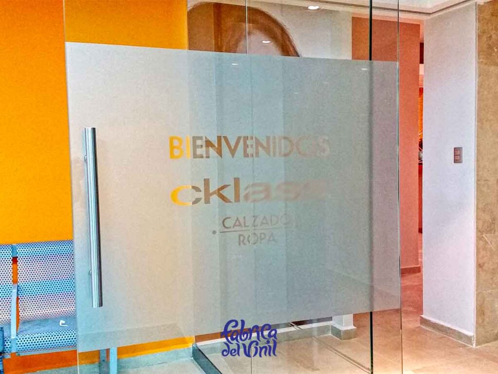 La Película para Vidrios de Fábrica del Vinil, mantiene el brillo y una duración extendida, gracias a la tecnología de adhesión airfree, con canales qué permiten la liberación de aire qué puede quedar atrapado. El Vinil para Vidrio se acopla constantemente a la superficie a lo largo de su vida útil.