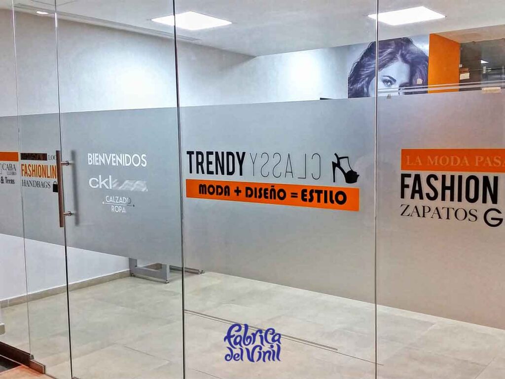 La Película para Vidrios de Fábrica del Vinil, mantiene el brillo y una duración extendida, gracias a la tecnología de adhesión airfree, con canales qué permiten la liberación de aire qué puede quedar atrapado. El Vinil para Vidrio se acopla constantemente a la superficie a lo largo de su vida útil.