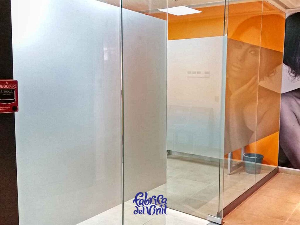 La Película para Vidrios de Fábrica del Vinil, mantiene el brillo y una duración extendida, gracias a la tecnología de adhesión airfree, con canales qué permiten la liberación de aire qué puede quedar atrapado. El Vinil para Vidrio se acopla constantemente a la superficie a lo largo de su vida útil.