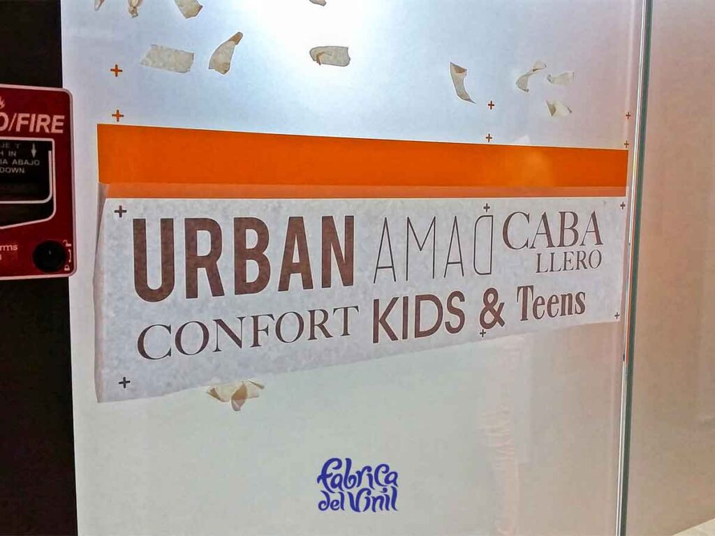 La Película para Vidrios de Fábrica del Vinil, mantiene el brillo y una duración extendida, gracias a la tecnología de adhesión airfree, con canales qué permiten la liberación de aire qué puede quedar atrapado. El Vinil para Vidrio se acopla constantemente a la superficie a lo largo de su vida útil.