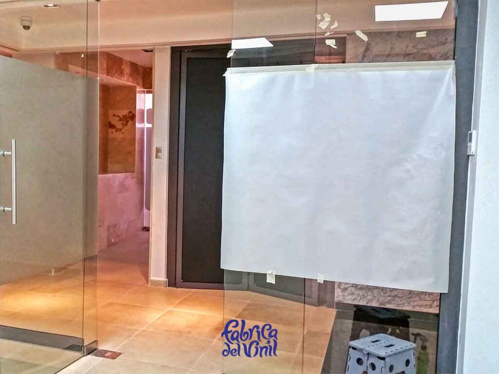 La Película para Vidrios de Fábrica del Vinil, mantiene el brillo y una duración extendida, gracias a la tecnología de adhesión airfree, con canales qué permiten la liberación de aire qué puede quedar atrapado. El Vinil para Vidrio se acopla constantemente a la superficie a lo largo de su vida útil.