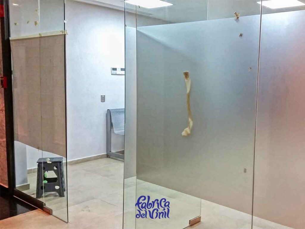 La Película para Vidrios de Fábrica del Vinil, mantiene el brillo y una duración extendida, gracias a la tecnología de adhesión airfree, con canales qué permiten la liberación de aire qué puede quedar atrapado. El Vinil para Vidrio se acopla constantemente a la superficie a lo largo de su vida útil.