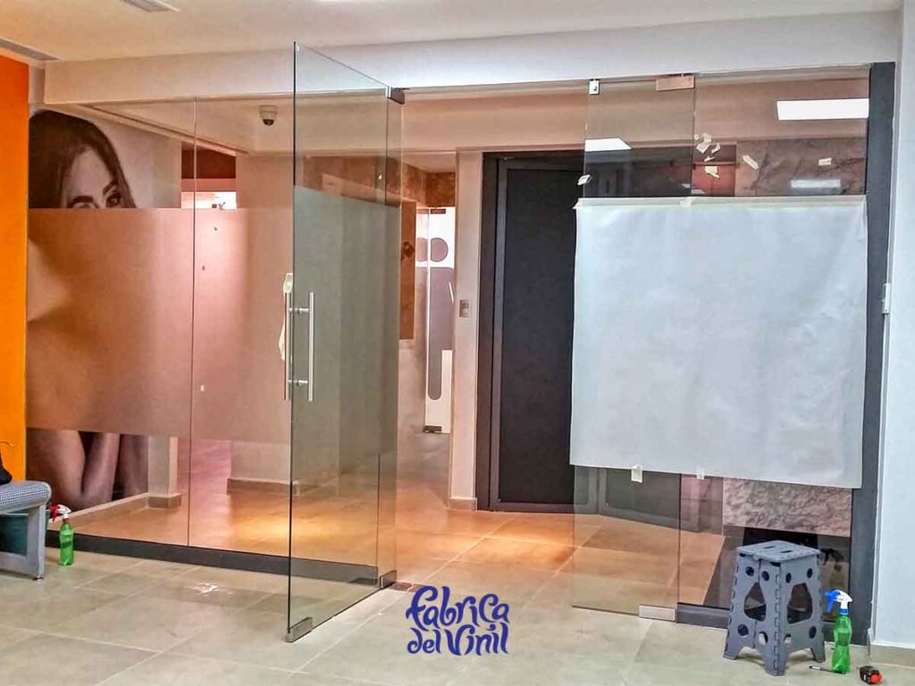 La Película para Vidrios de Fábrica del Vinil, mantiene el brillo y una duración extendida, gracias a la tecnología de adhesión airfree, con canales qué permiten la liberación de aire qué puede quedar atrapado. El Vinil para Vidrio se acopla constantemente a la superficie a lo largo de su vida útil.