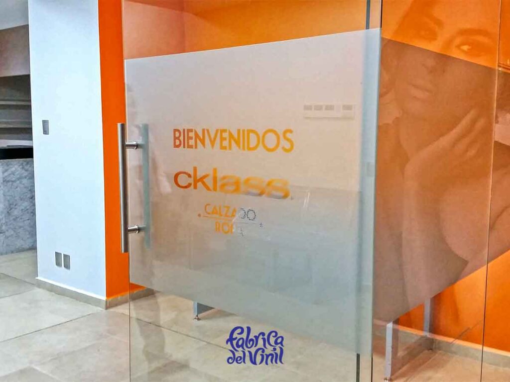 La Película para Vidrios de Fábrica del Vinil, mantiene el brillo y una duración extendida, gracias a la tecnología de adhesión airfree, con canales qué permiten la liberación de aire qué puede quedar atrapado. El Vinil para Vidrio se acopla constantemente a la superficie a lo largo de su vida útil.