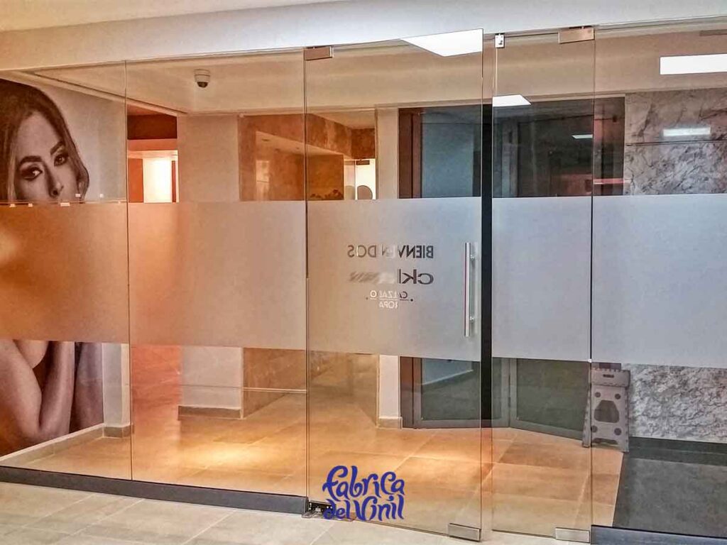 La Película para Vidrios de Fábrica del Vinil, mantiene el brillo y una duración extendida, gracias a la tecnología de adhesión airfree, con canales qué permiten la liberación de aire qué puede quedar atrapado. El Vinil para Vidrio se acopla constantemente a la superficie a lo largo de su vida útil.