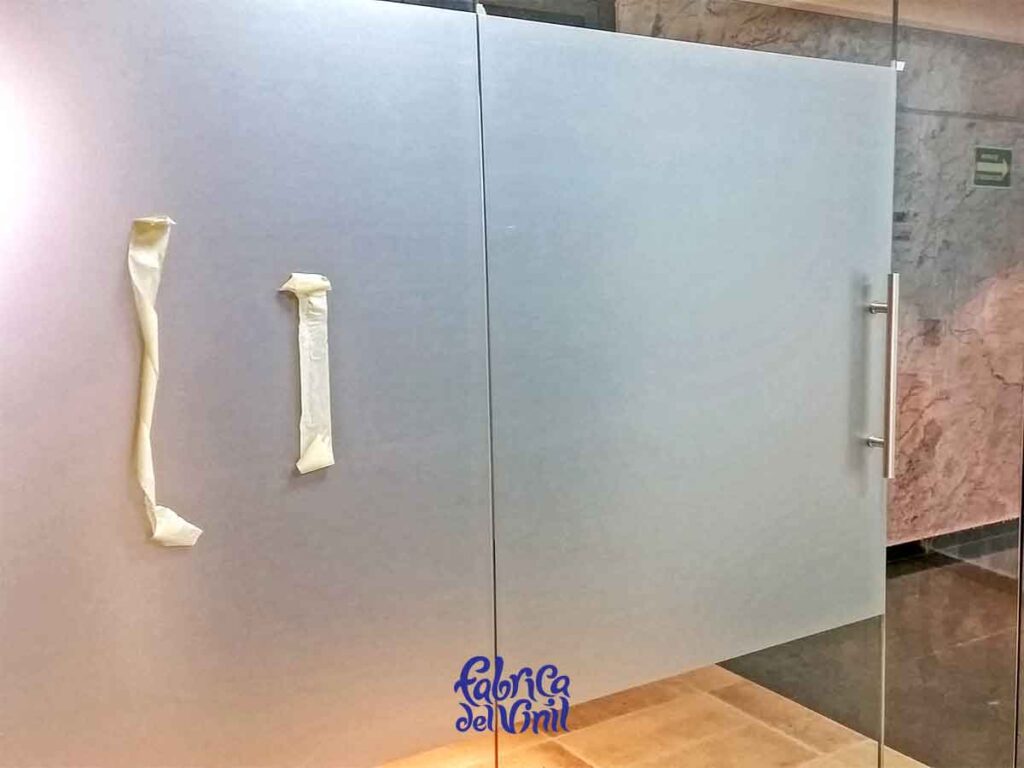 La Película para Vidrios de Fábrica del Vinil, mantiene el brillo y una duración extendida, gracias a la tecnología de adhesión airfree, con canales qué permiten la liberación de aire qué puede quedar atrapado. El Vinil para Vidrio se acopla constantemente a la superficie a lo largo de su vida útil.