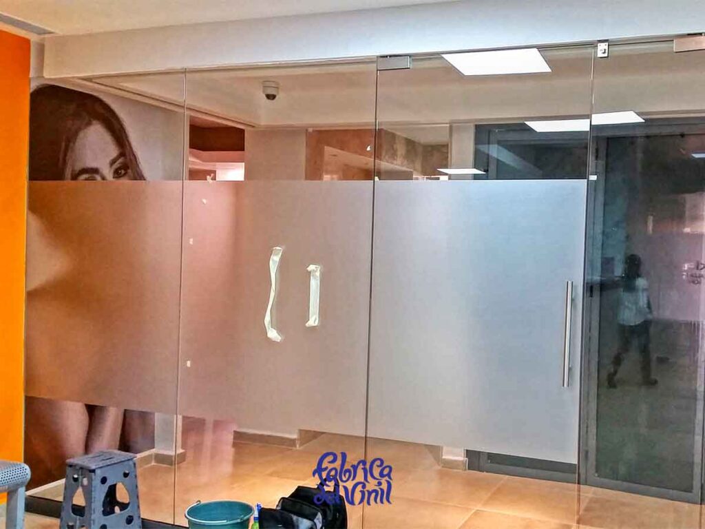 La Película para Vidrios de Fábrica del Vinil, mantiene el brillo y una duración extendida, gracias a la tecnología de adhesión airfree, con canales qué permiten la liberación de aire qué puede quedar atrapado. El Vinil para Vidrio se acopla constantemente a la superficie a lo largo de su vida útil.