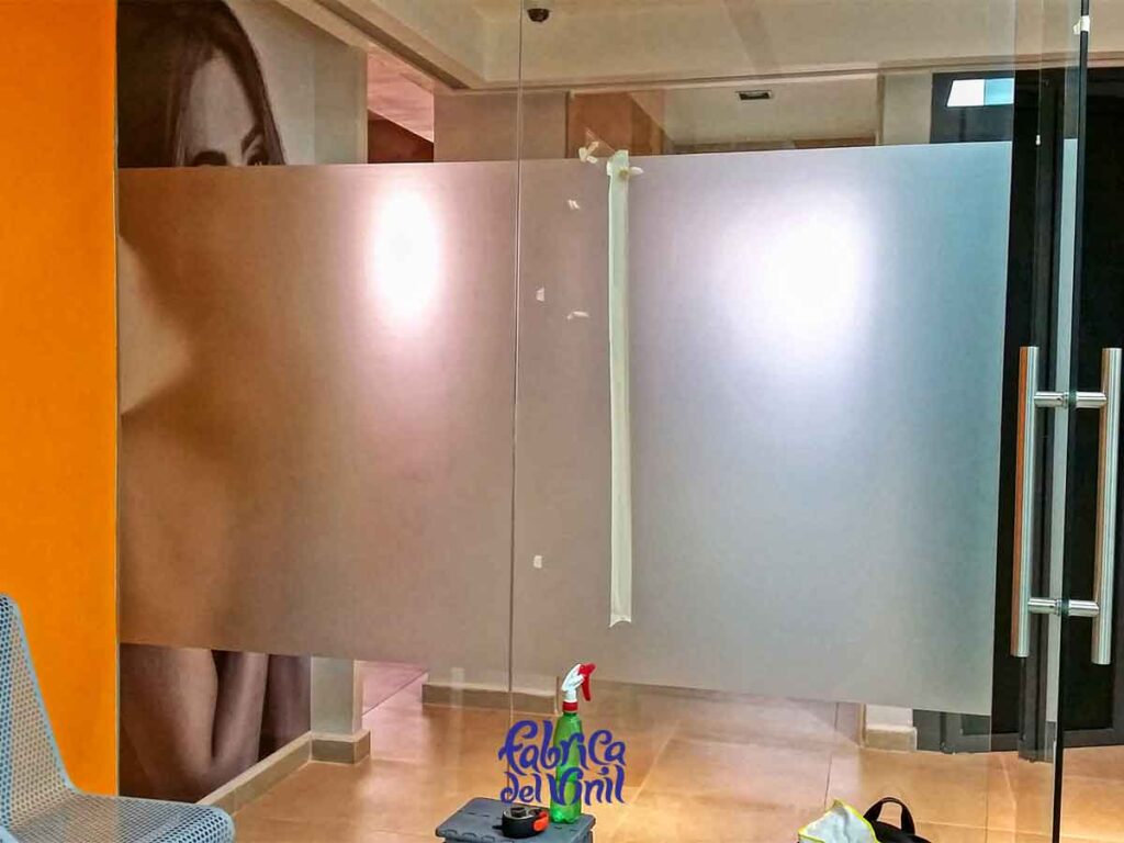 La Película para Vidrios de Fábrica del Vinil, mantiene el brillo y una duración extendida, gracias a la tecnología de adhesión airfree, con canales qué permiten la liberación de aire qué puede quedar atrapado. El Vinil para Vidrio se acopla constantemente a la superficie a lo largo de su vida útil.