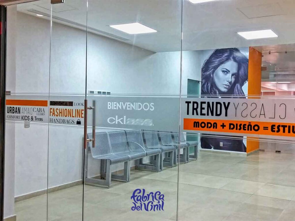 La Película para Vidrios de Fábrica del Vinil, mantiene el brillo y una duración extendida, gracias a la tecnología de adhesión airfree, con canales qué permiten la liberación de aire qué puede quedar atrapado. El Vinil para Vidrio se acopla constantemente a la superficie a lo largo de su vida útil.