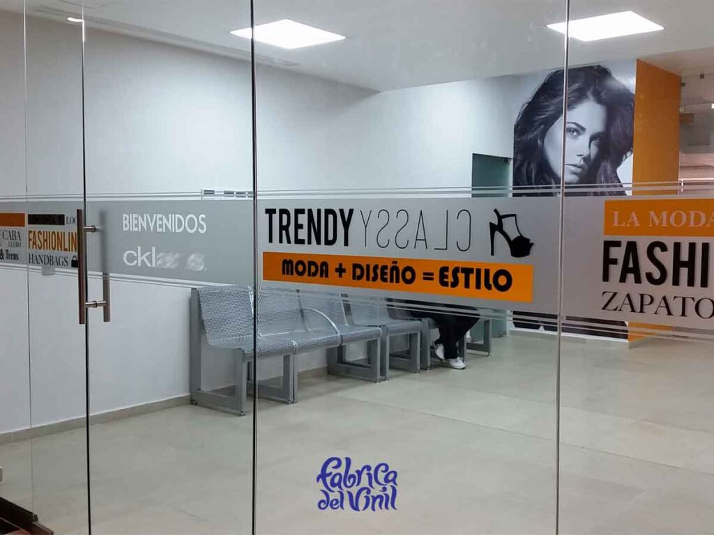 La Película para Vidrios de Fábrica del Vinil, mantiene el brillo y una duración extendida, gracias a la tecnología de adhesión airfree, con canales qué permiten la liberación de aire qué puede quedar atrapado. El Vinil para Vidrio se acopla constantemente a la superficie a lo largo de su vida útil.