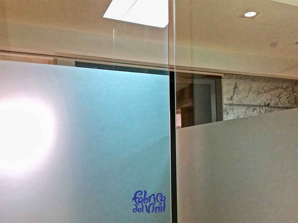 La Película para Vidrios de Fábrica del Vinil, mantiene el brillo y una duración extendida, gracias a la tecnología de adhesión airfree, con canales qué permiten la liberación de aire qué puede quedar atrapado. El Vinil para Vidrio se acopla constantemente a la superficie a lo largo de su vida útil.