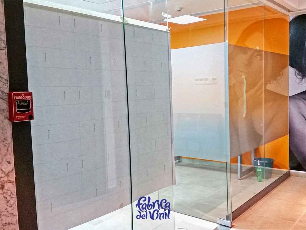 La Película para Vidrios de Fábrica del Vinil, mantiene el brillo y una duración extendida, gracias a la tecnología de adhesión airfree, con canales qué permiten la liberación de aire qué puede quedar atrapado. El Vinil para Vidrio se acopla constantemente a la superficie a lo largo de su vida útil.