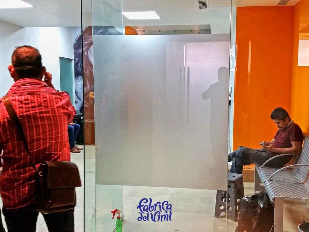 La Película para Vidrios de Fábrica del Vinil, mantiene el brillo y una duración extendida, gracias a la tecnología de adhesión airfree, con canales qué permiten la liberación de aire qué puede quedar atrapado. El Vinil para Vidrio se acopla constantemente a la superficie a lo largo de su vida útil.