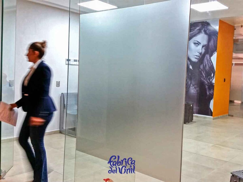 La Película para Vidrios de Fábrica del Vinil, mantiene el brillo y una duración extendida, gracias a la tecnología de adhesión airfree, con canales qué permiten la liberación de aire qué puede quedar atrapado. El Vinil para Vidrio se acopla constantemente a la superficie a lo largo de su vida útil.