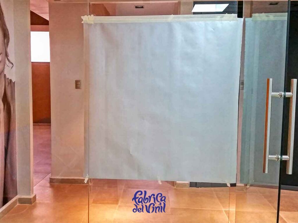 La Película para Vidrios de Fábrica del Vinil, mantiene el brillo y una duración extendida, gracias a la tecnología de adhesión airfree, con canales qué permiten la liberación de aire qué puede quedar atrapado. El Vinil para Vidrio se acopla constantemente a la superficie a lo largo de su vida útil.