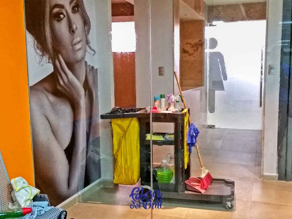 La Película para Vidrios de Fábrica del Vinil, mantiene el brillo y una duración extendida, gracias a la tecnología de adhesión airfree, con canales qué permiten la liberación de aire qué puede quedar atrapado. El Vinil para Vidrio se acopla constantemente a la superficie a lo largo de su vida útil.