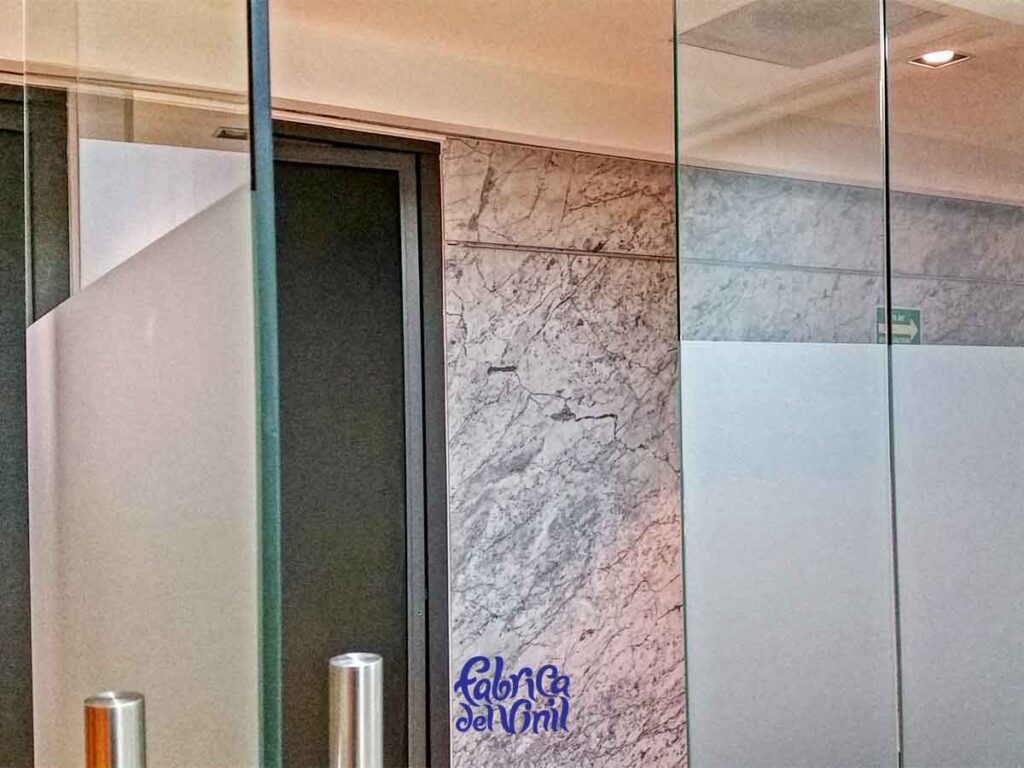 La Película para Vidrios de Fábrica del Vinil, mantiene el brillo y una duración extendida, gracias a la tecnología de adhesión airfree, con canales qué permiten la liberación de aire qué puede quedar atrapado. El Vinil para Vidrio se acopla constantemente a la superficie a lo largo de su vida útil.