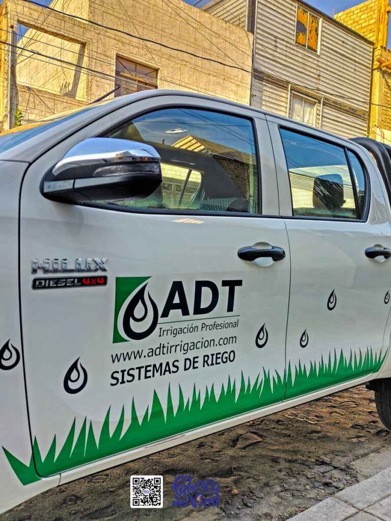 La rotulación publicitaria de tus unidades lleva más visitantes y potenciales clientes a tu página web. Tu página web empresarial resulta ser más efectiva para generar ventas que cualquier otra inversión digital, porque es la forma en que las empresas visitan tu catálogo de productos y servicios, además de ser el medio de contacto perfecto. Las unidades con rotulación publicitaria acercan a tus clientes más probables a tus redes sociales y después a concretar la compra, porque satisfacen una necesidad real cuando a ellos les ofreces tus soluciones.