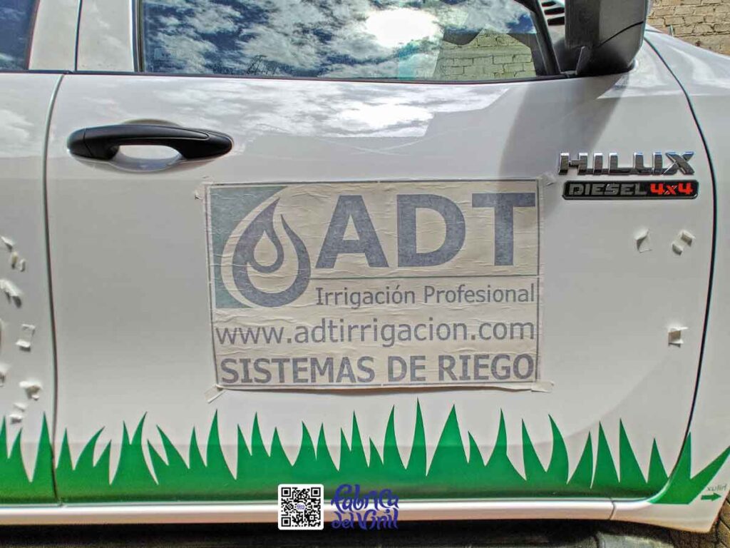 La rotulación publicitaria de tus unidades lleva más visitantes y potenciales clientes a tu página web. Tu página web empresarial resulta ser más efectiva para generar ventas que cualquier otra inversión digital, porque es la forma en que las empresas visitan tu catálogo de productos y servicios, además de ser el medio de contacto perfecto. Las unidades con rotulación publicitaria acercan a tus clientes más probables a tus redes sociales y después a concretar la compra, porque satisfacen una necesidad real cuando a ellos les ofreces tus soluciones.