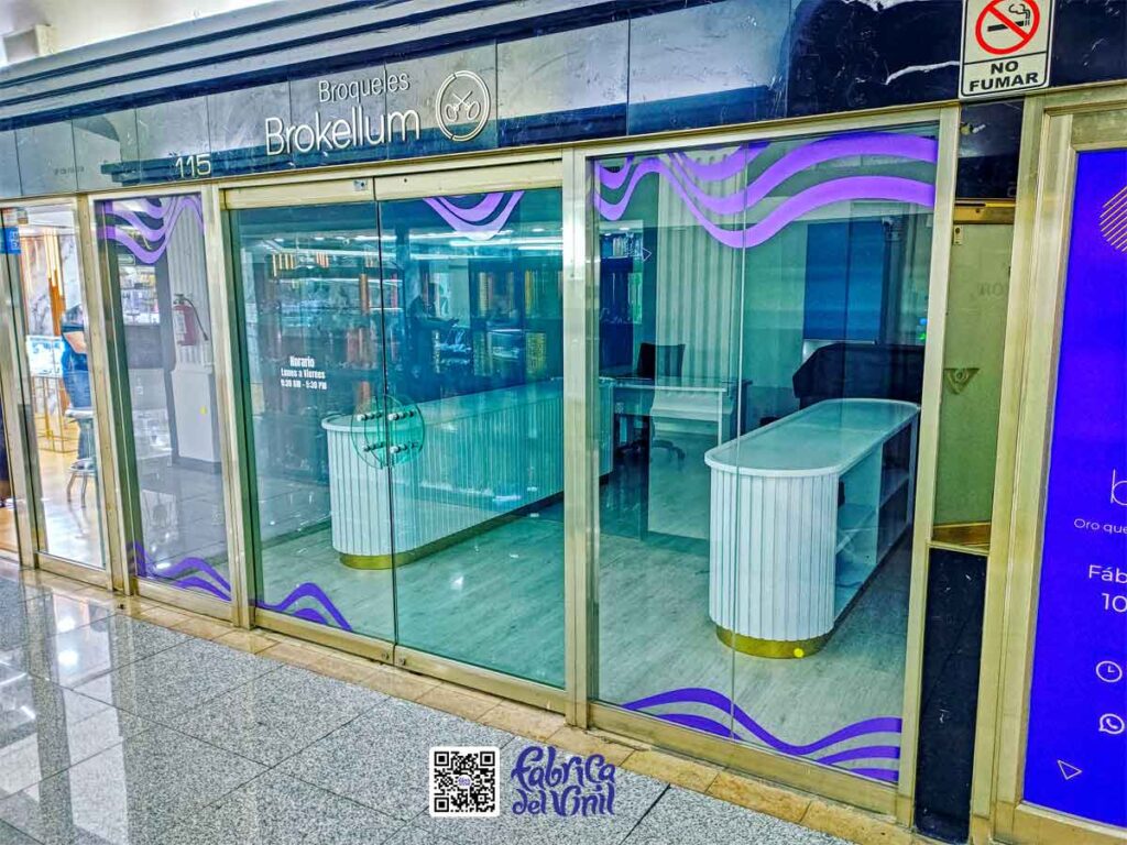 El equipo de Fábrica del Vinil desarrolló este proyecto de adhesivos para vidrios de publicidad de joyerías que incluye la impresión de alta resolución e instalación profesional dentro de centros joyeros en Guadalajara, Jalisco, México.