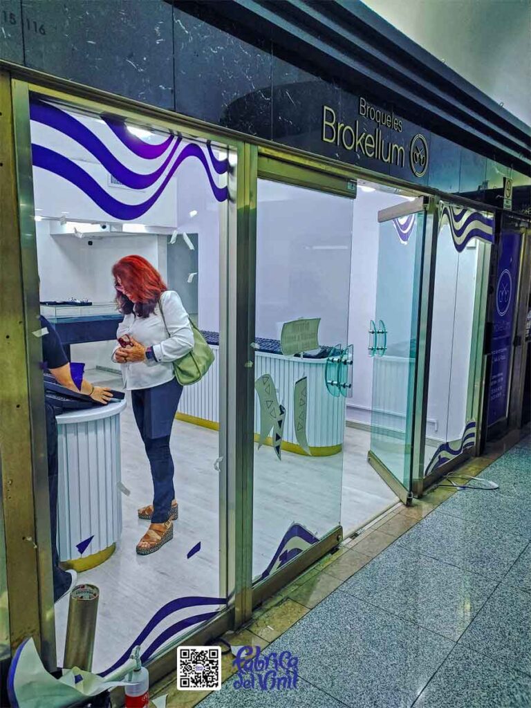 El equipo de Fábrica del Vinil desarrolló este proyecto de adhesivos publicitarios para ventanas de joyerías que incluye la impresión de alta resolución e instalación profesional dentro de centros joyeros en Guadalajara, Jalisco, México.