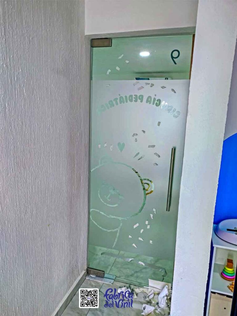 Los médicos especialistas crean y utilizan exitosamente su identidad gráfica para estar entre las primeras opciones o la única al momento en que sus pacientes seleccionan sus servicios. Implementan su logotipo, colores, tipografía y layout en su página web, papelería y redes sociales; crean también en sus consultorios un entorno que los diferencia de la competencia y ofrecen a sus pacientes una experiencia positiva que recuerdan y recomiendan. Cotiza y compra tu publicidad para consultorios médicos particulares en Fábrica del Vinil por medio de WhatsApp: 33 1927 2871.